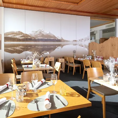 Auberge de jeunesse By Randolins Saint-Moritz