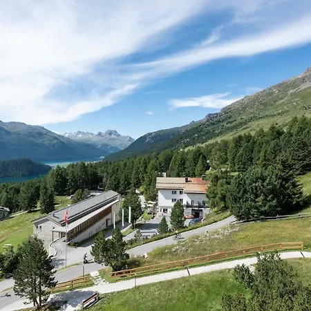 Auberge de jeunesse By Randolins Saint-Moritz